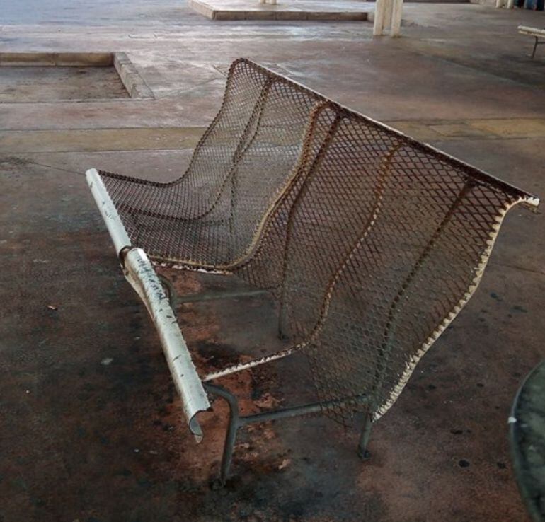 Imagen del mal estado en el que se encuentran los bancos de la estación de autobuses de Castellón