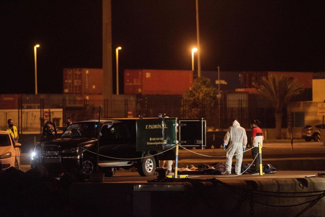 El buque de Salvamento Marítimo Guardamar Concepción Arenal trasladó este miércoles al muelle de Puerto del Rosario (Fuerteventura) los cuerpos de las tres mujeres ahogadas en el naufragio de una patera ocurrido en aguas cercanas a Lanzarote la pasada mad