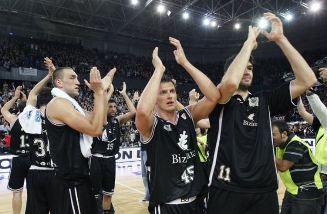 Los jugadores del Bilbao Basket aplauden a su afición al finalizar un encuentro