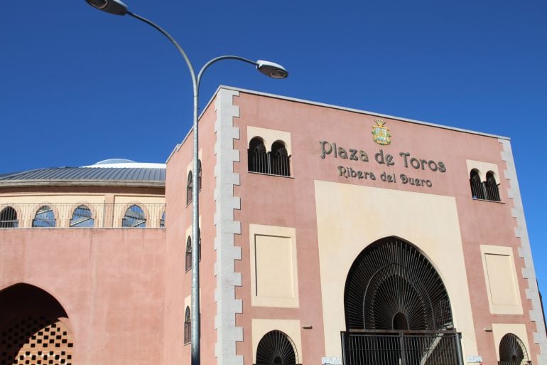 Entrada principal de la plaza de toros de Aranda