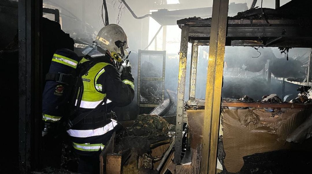 La labor de los Bomberos consistió en confinar el fuego en la nave afectada y evitar la propagación a otras naves aledañas