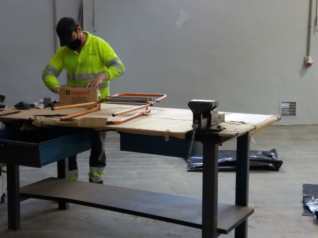 Trabajador desarrollando tareas en su puesto