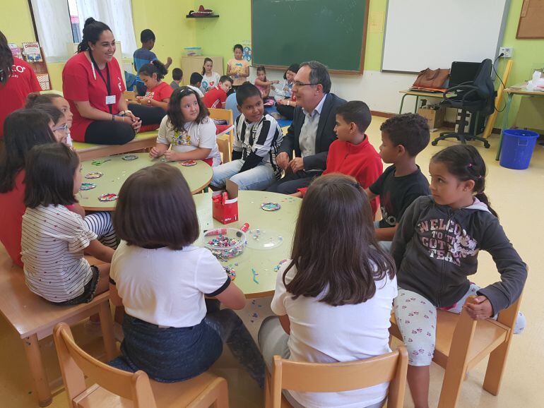 José Manuel Cruz Viadero, alcalde de Torrelavega visitando el colegio Menéndez Pelayo