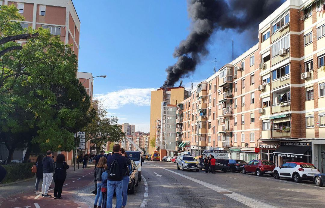 Un edificio de 12 plantas donde se ha registrado un incendio, en el barrio madrileño de La Elipa este lunes.
