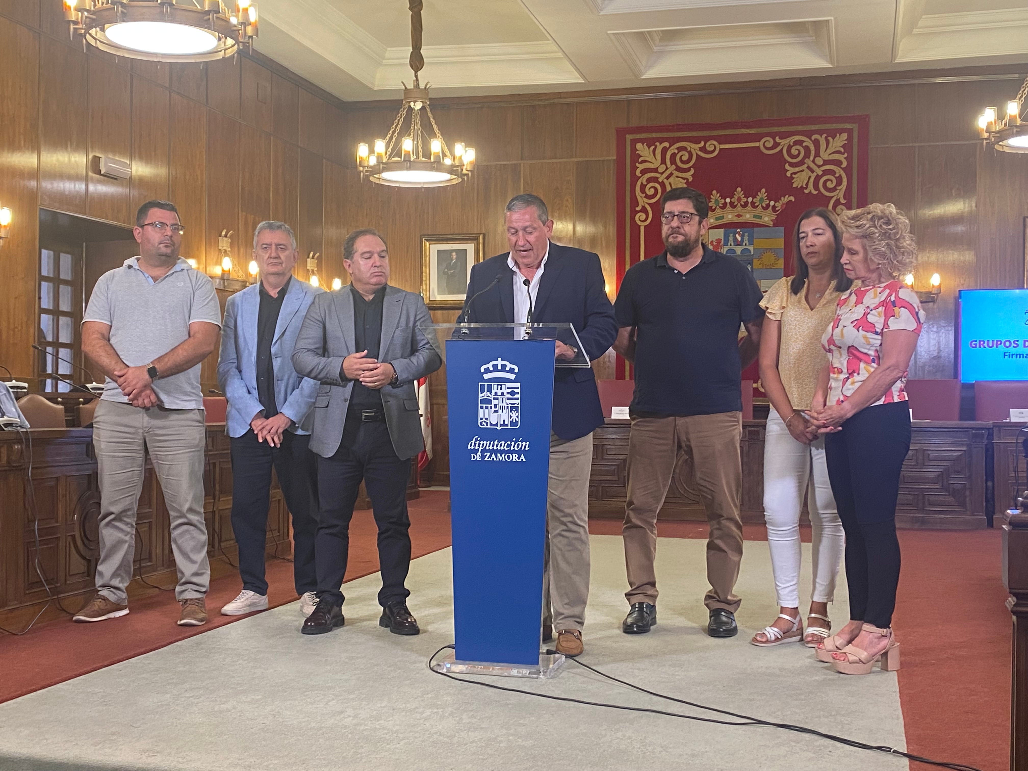 El presidente de la Diputación, Javier Faúndez, con los representantes de los grupos de acción social