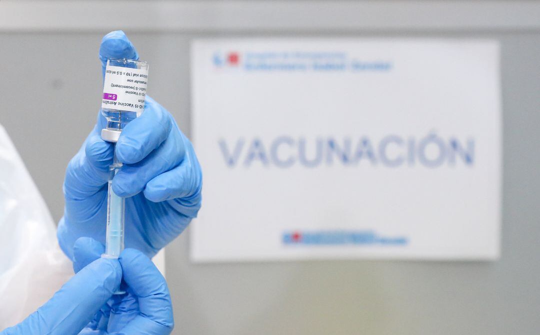 Un profesional sanitario sostiene un frasco con la vacuna contra el COVID-19 de AstraZeneca