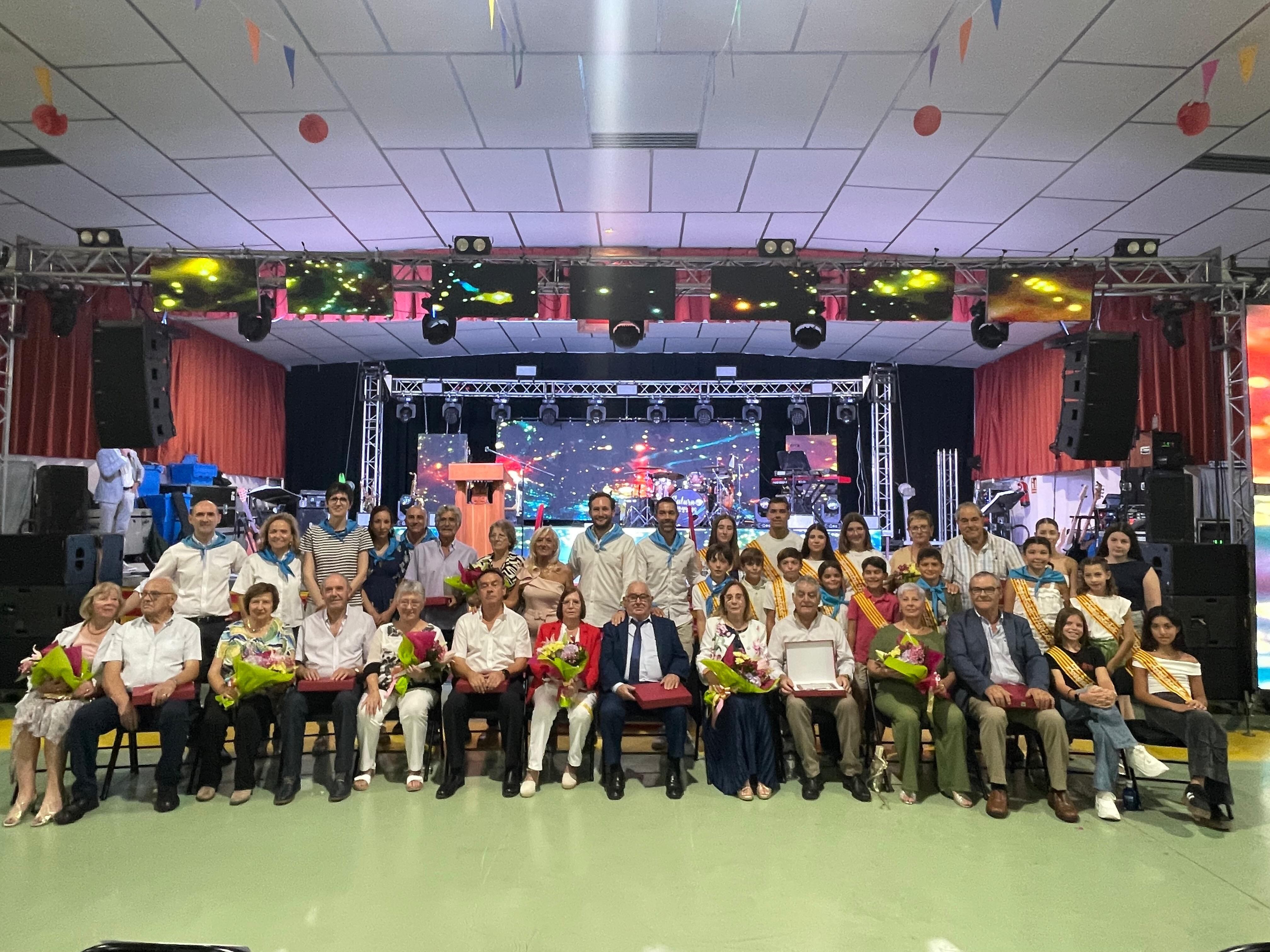 Foto de familia de los homenajeados con las autoridades. Foto: Ayto. de Monzón