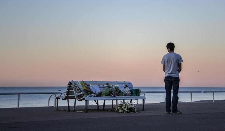 Un hombre, junto a uno de los homenajes a las víctimas del atentado de NIza, en el paseo de los Ingleses de la ciudad de la Costa Azul francesa.