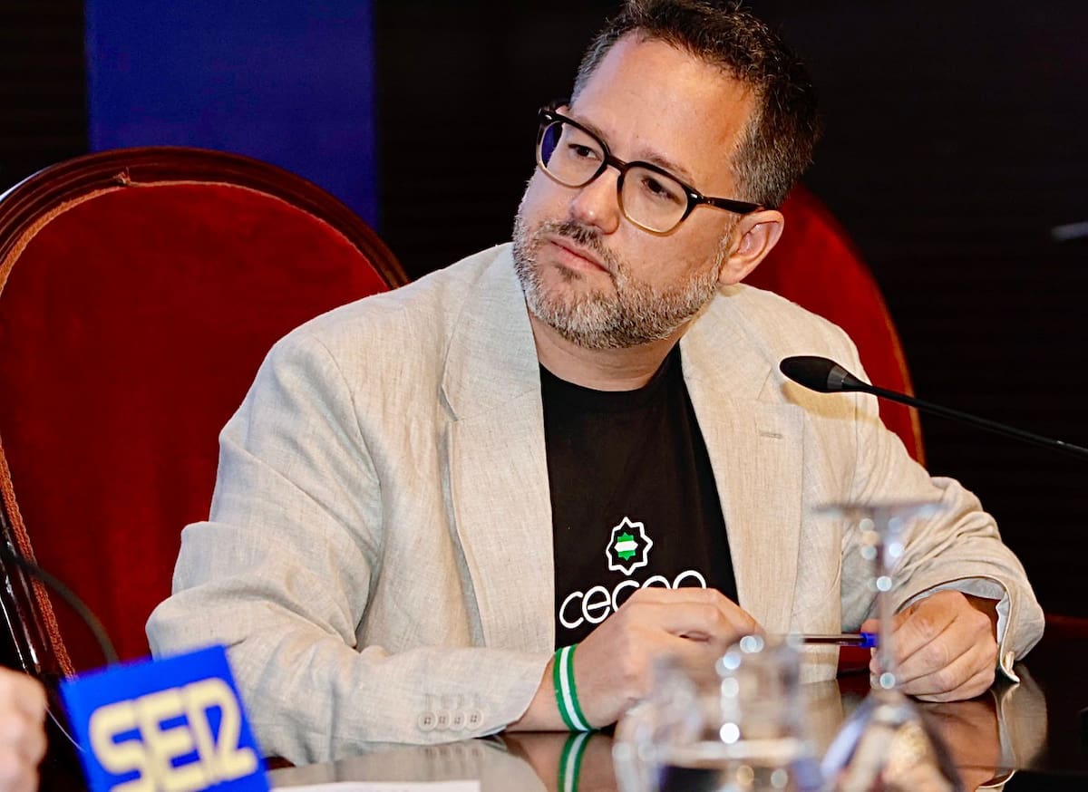 El salón de actos de la Cámara de Comercio de Sevilla ha acogido el Encuentro SER protagonizado por el candidato de Adelante Andalucía a la presidencia de la Junta, José Ignacio García