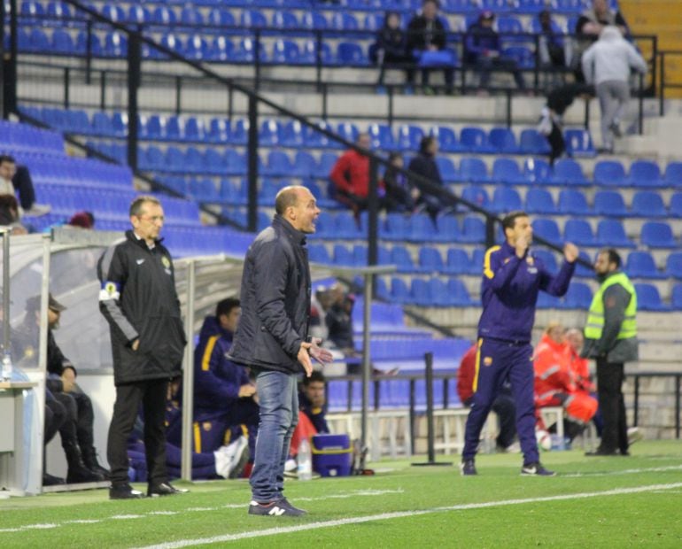 Vicente Mir en el banquillo del estadio José Rico Pérez