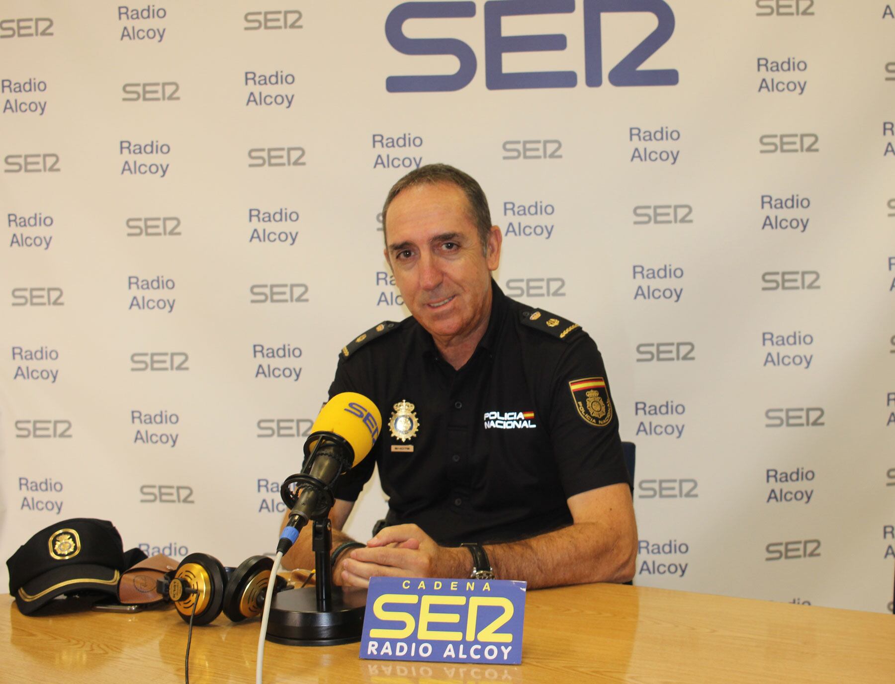 Jesús Sánchez, inspector jefe de la Policía Nacional en Alcoy, en el estudio central de Radio Alcoy