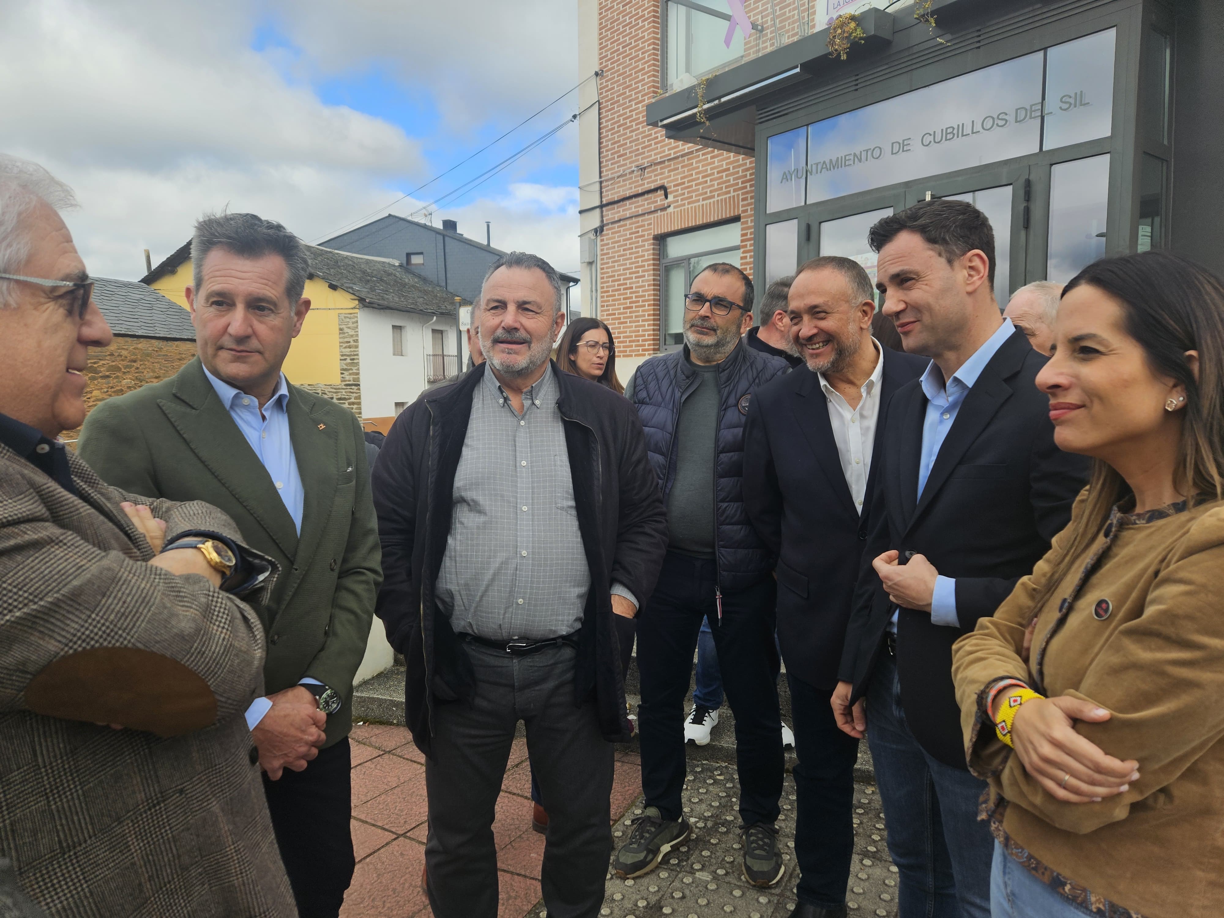 Javier Prado y Alberto Sutil junto a los cargos del PSOE
