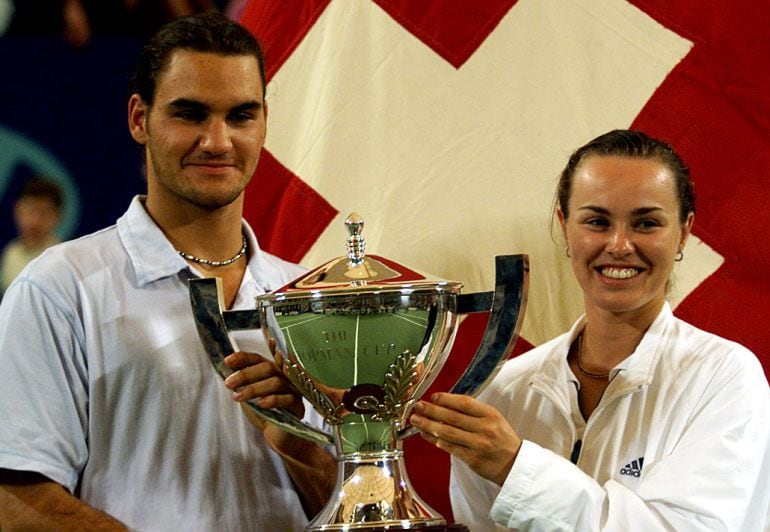 Roger Federer y Martina Hingis posan con el título de la Copa Hopman.