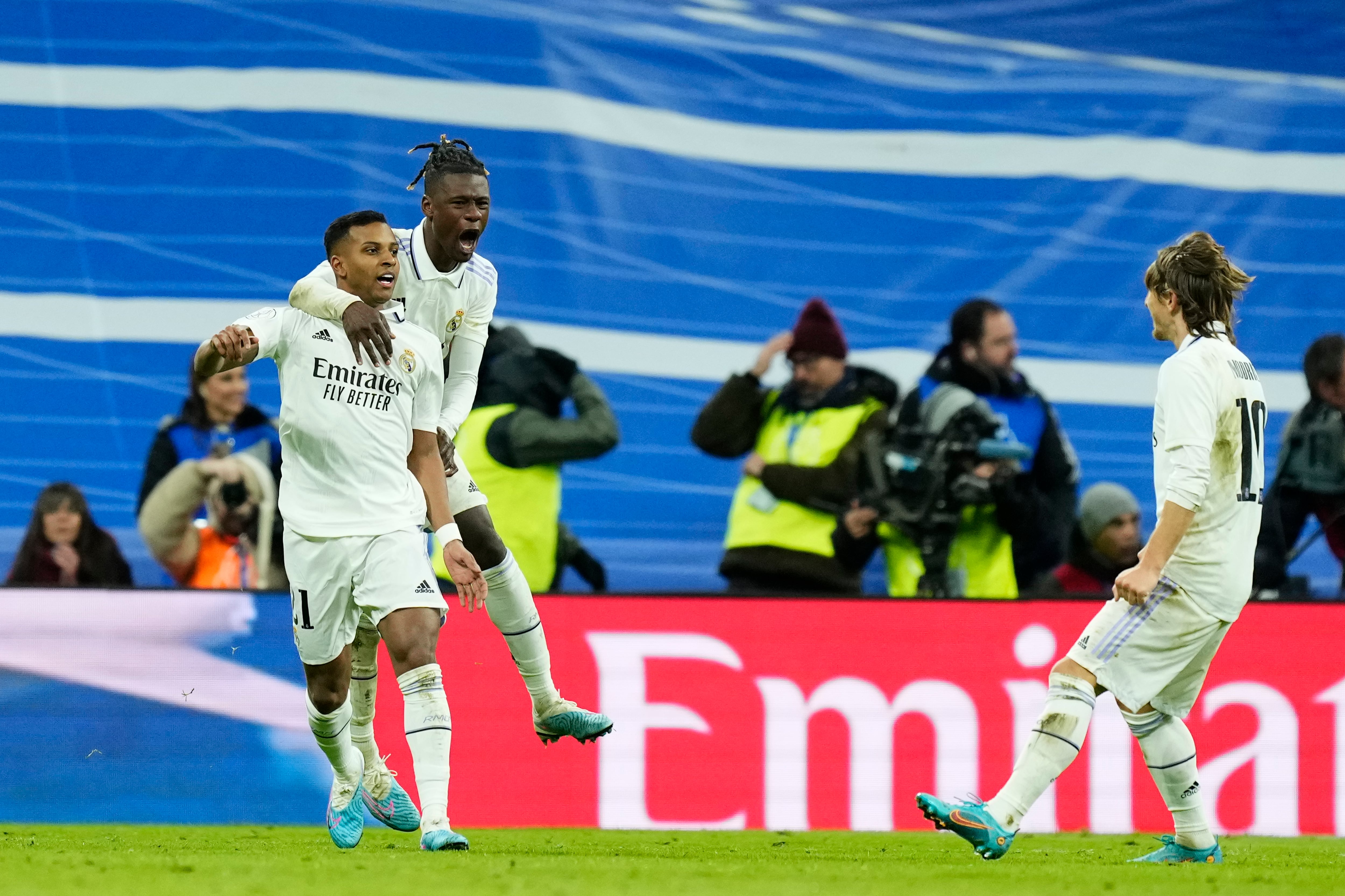 Rodrygo Goes celebra su tanto al Atlético de Madrid junto a sus compañeros.