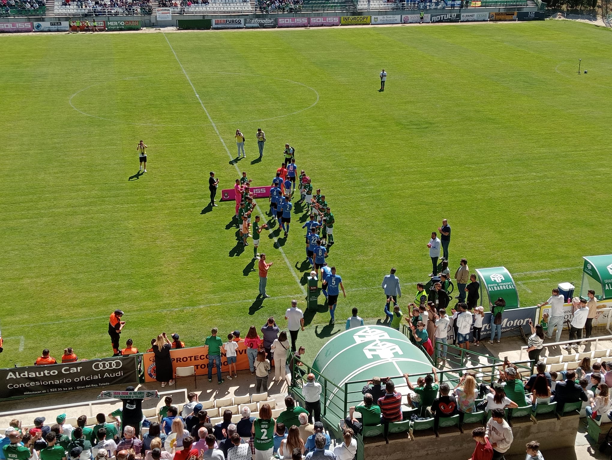 Pasillo del Toledo al Manchego, campeón de liga en Tercera RFEF