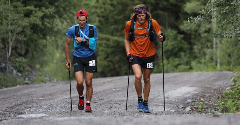 Kilian Jornet en plena carrera con el hombro dislocado