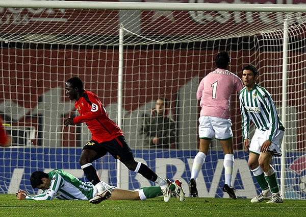 Keita celebra su gol ante la desesperación de la defensa bética