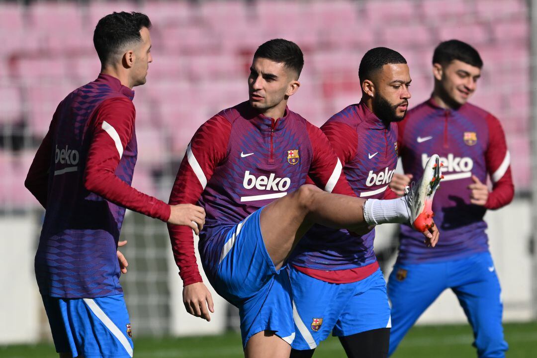 Ferran Torres, este lunes, entrenando junto a sus compañeros de equipo