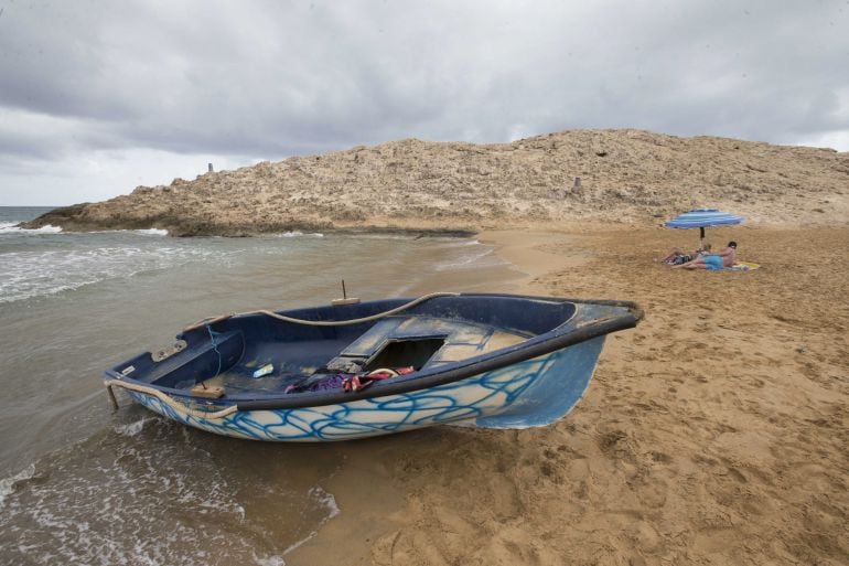 Una patera en Cartagena.