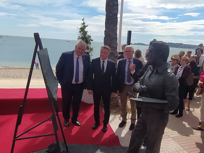 Descubrimiento de la escultura de Joaquín Sorolla en Xàbia, obra del artista Javier de Benito.