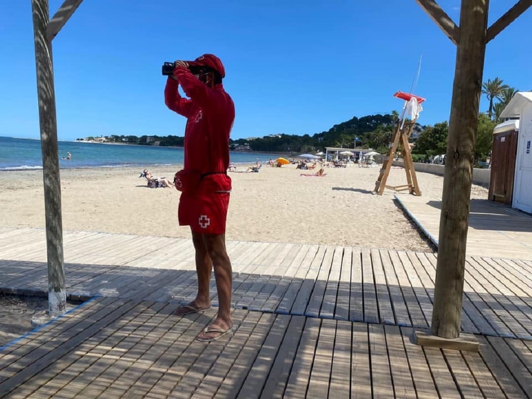 Socorrista de Cruz Roja, en una playa de Dénia.