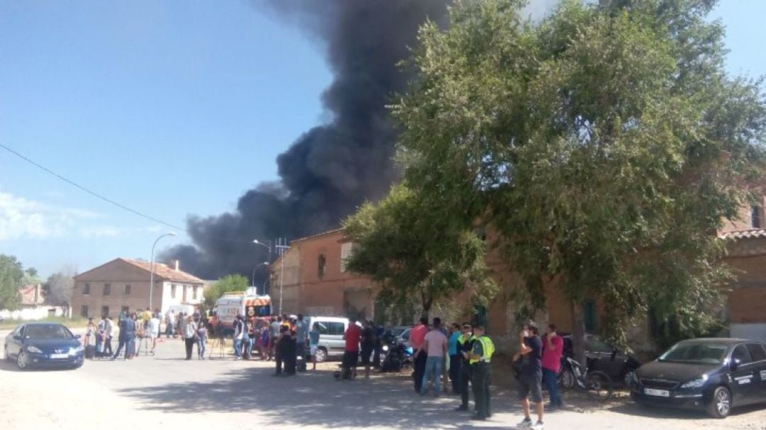 Periodistas y vecinos observan el incendio desde Albolleque