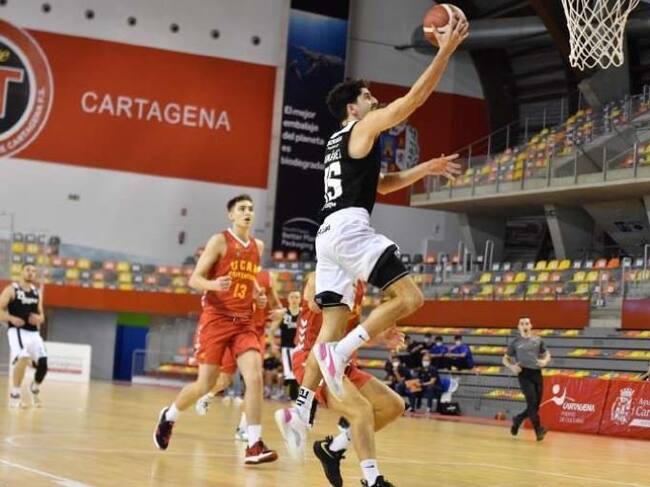 Juanpe Jiménez entrando a canasta durante su etapa anterior en Cartagena