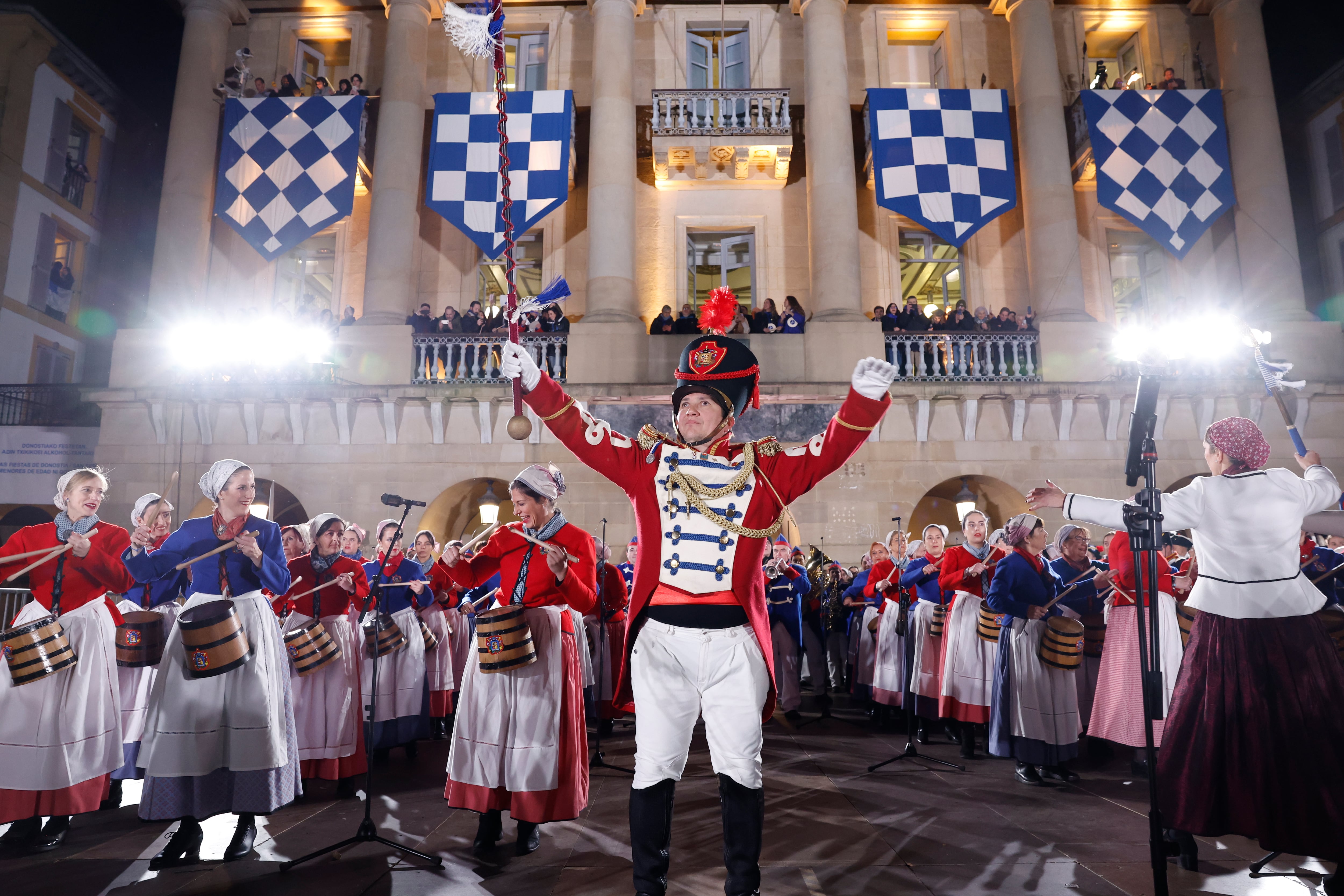 Gonzalo Aldanondo y Marta Aldanondo dirigen la Izada de la bandera de San Sebastián. EFE/Juan Herrero POOL