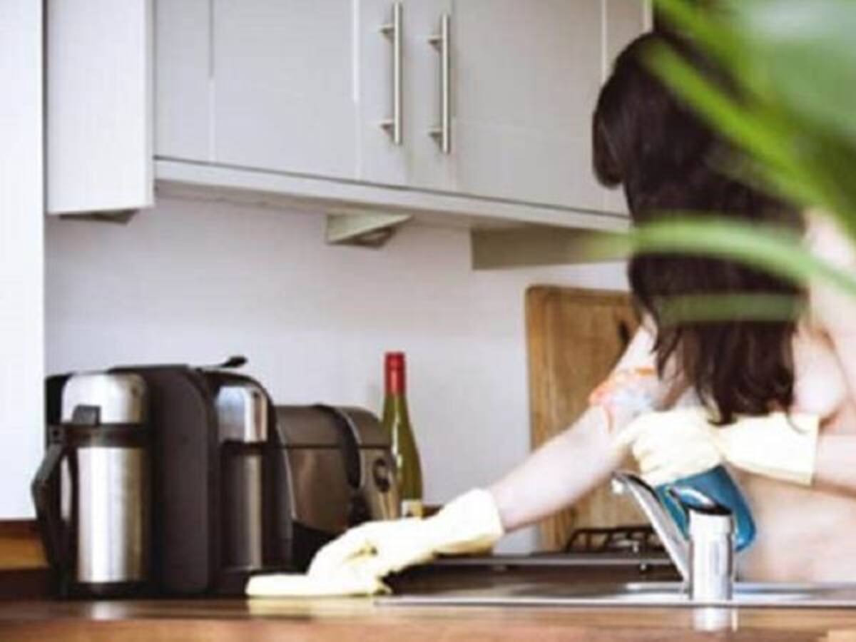 Una compañía de limpieza ofrece 52 euros la hora por trabajar desnuda