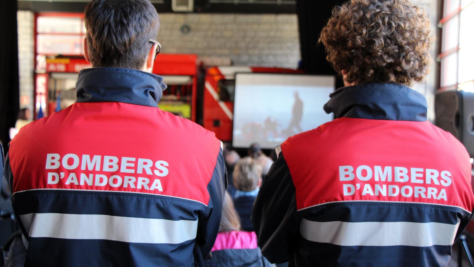 Dos agents del cos de bombers