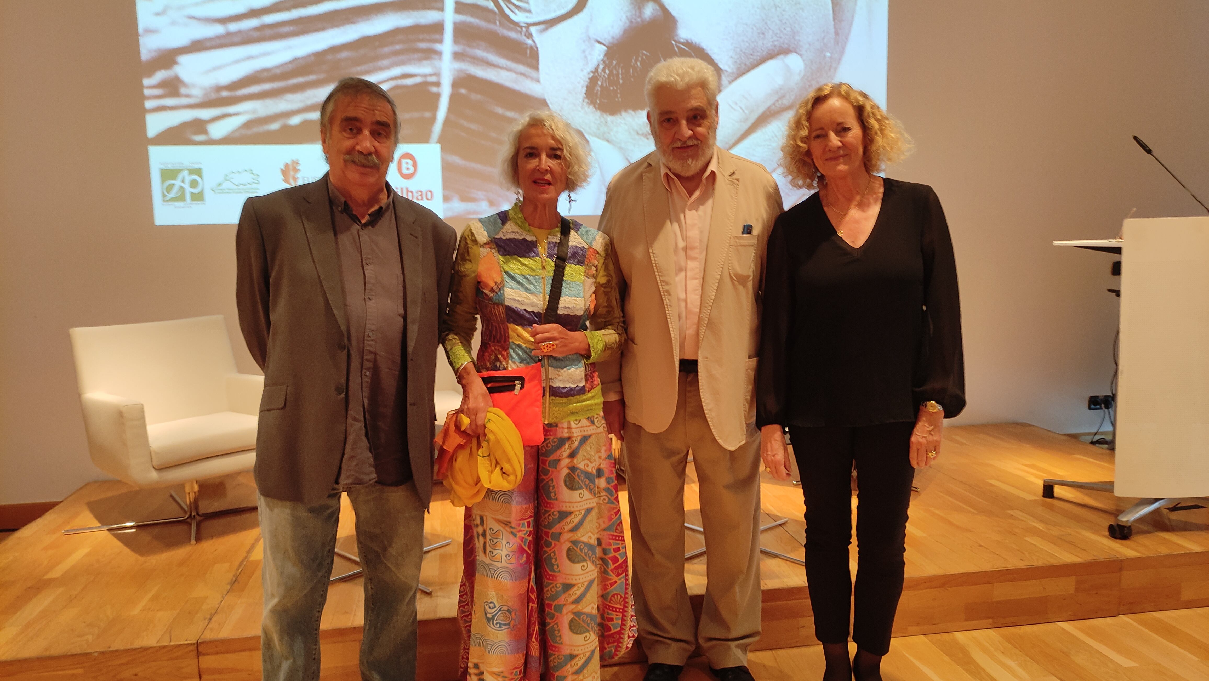 Evaristo Canete, Amalia Sánchez Sampedro y Vicente Romero han recordado a Manu Leguineche, con Begoña Marañón como moderadora de la charla. / Cadena SER