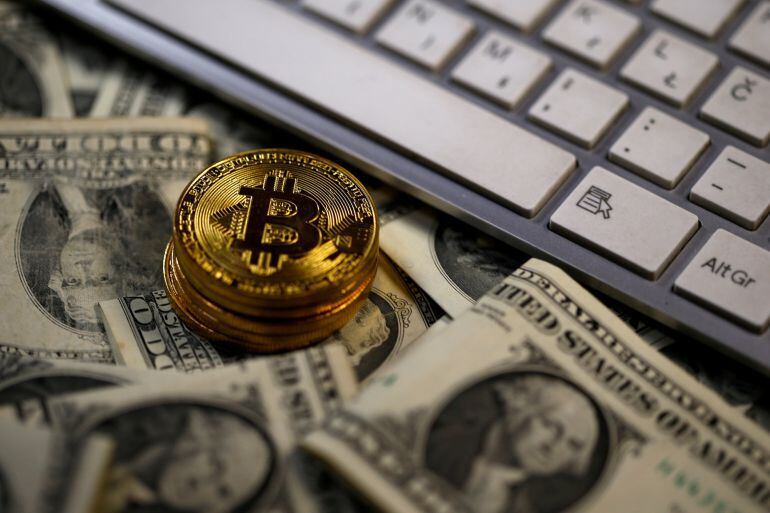 El bitcoin, una moneda virtual, su valor ha crecido un 1.700% en 2017. 