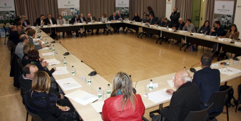 Pla general de la reunió entre representants d'administracions de Lleida i Osca, celebrada a la diputació lleidatana el 16 de desembre del 2016.