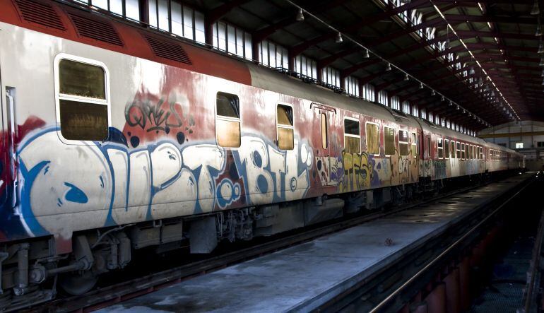 Tren &quot;grafiteado&quot;