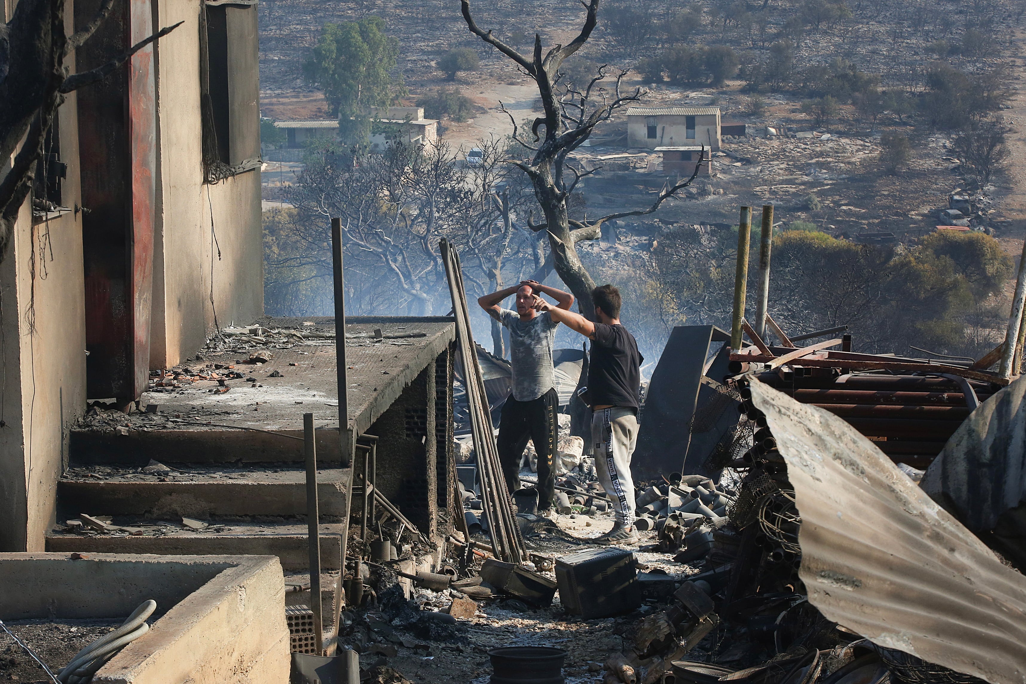 Grecia combate por tercer día consecutivo dos grandes incendios a las afueras de Atenas.