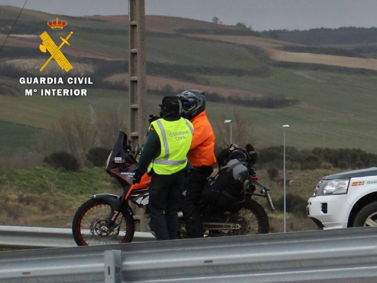 La Guardia Civil sorprende a un menor circulando sin carnet