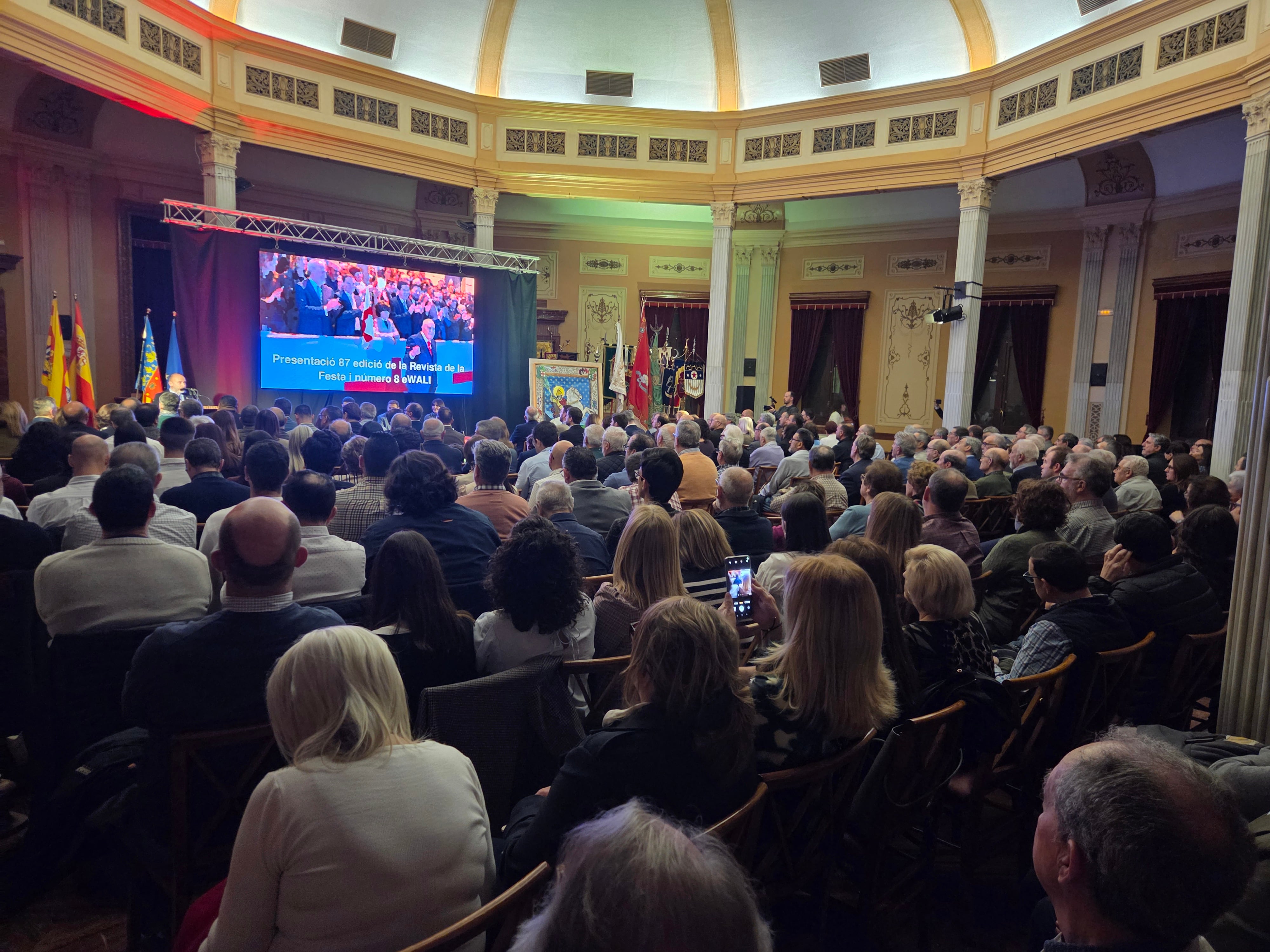 El Salón Rotonda del Círculo Industrial se ha llenado hasta los topes para asistir al acto de presentación de la Revista