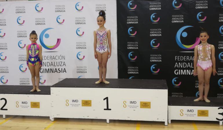 Zaira Guerrero, en la segunda posición del podium, durante la entrega de medallas. 