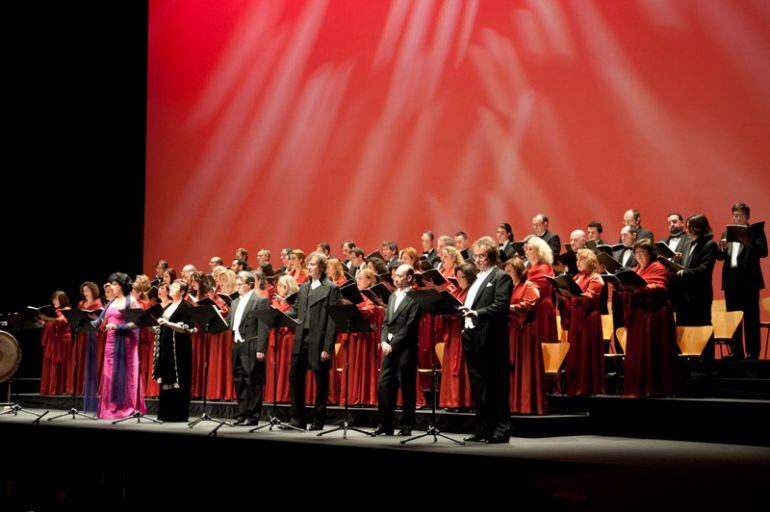 Doble aniversario en el Teatro de la Maestranza Este espacio cumple  sus primeros 25 años y el coro 20
 