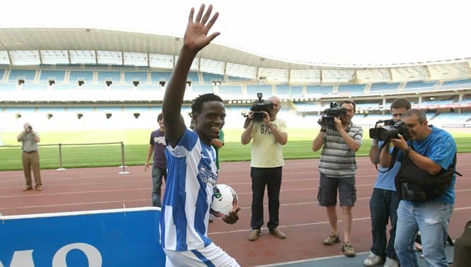 Presentación del internacional keniano Mc Donald Mariga como nuevo jugador de la Real Sociedad en el estadio de Anoeta