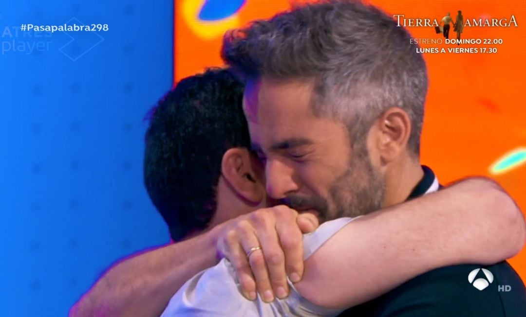 Roberto Leal se abraza a Pablo tras su victoria en el &#039;Rosco&#039;.