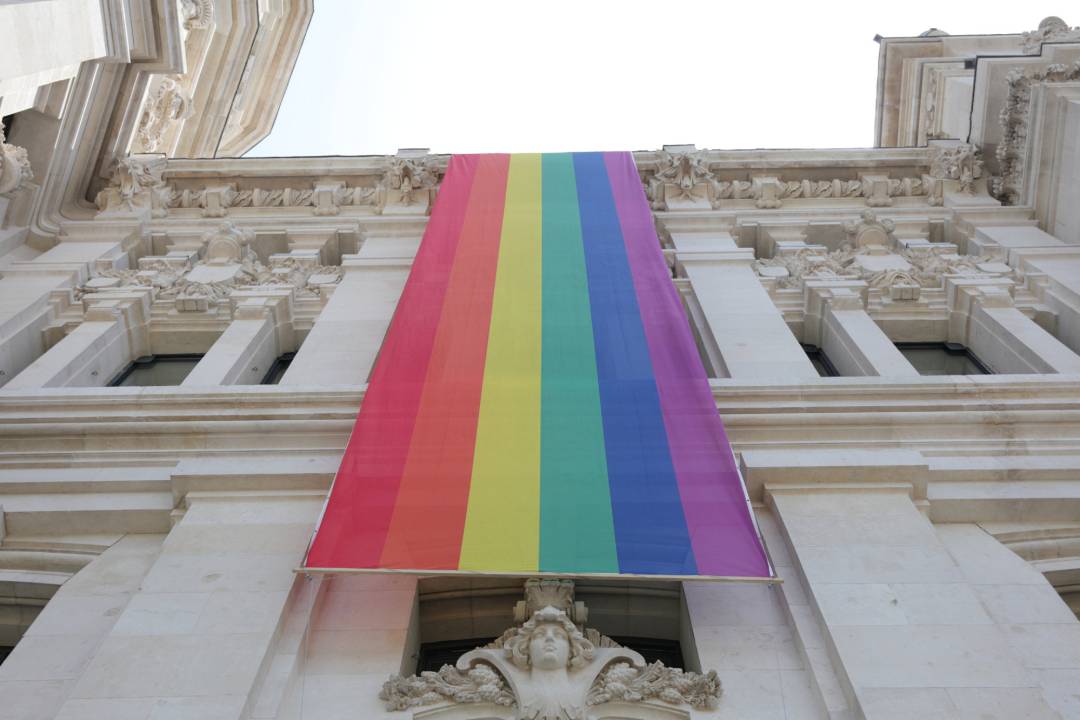 Archivo - Bandera LGTBI colacada en la parte izquierda de la fachada del Palacio de Cibeles, sede del Ayuntamiento de Madrid, durante las fiestas del Orgullo Gay 2019.