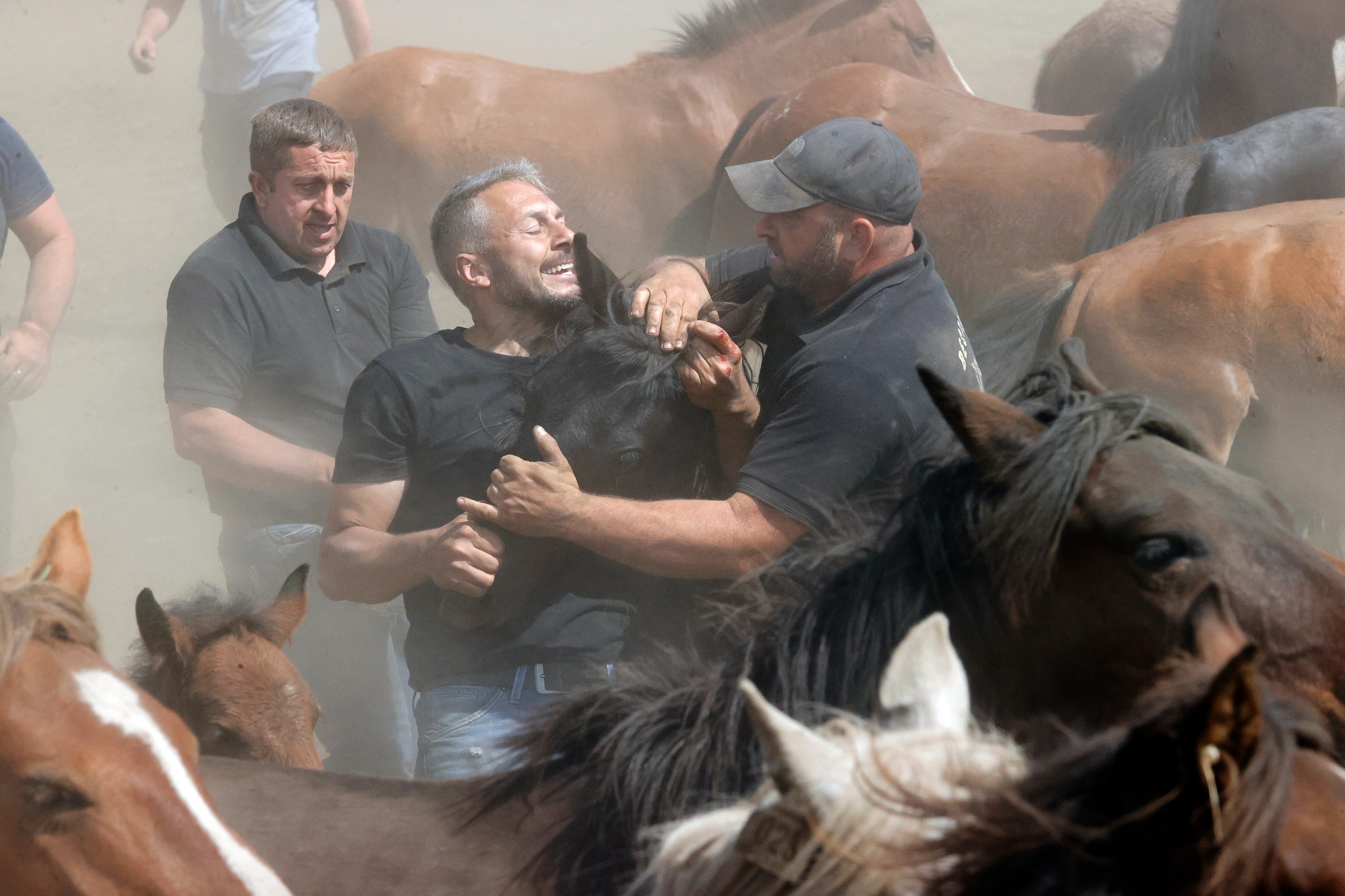 CEDEIRA, 04/06/2023.- Cedeira celebra este domingo su emblemática Rapa das Bestas en el curro de la sierra de A Capelada, que adquirió más popularidad gracias a la serie televisiva &quot;Rapa&quot;, protagonizada por Javier Cámara y Mónica López. EFE/ Kiko Delgado.