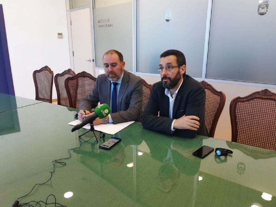 Jesús Solís, diputado provincial de Hacienda y Juan Franco, alcalde de La Línea