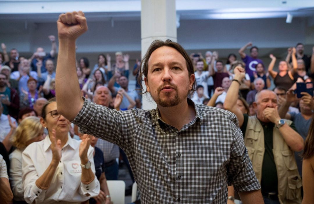 El líder de Podemos, Pablo Iglesias, durante un acto de precampaña ante unos doscientos militantes celebrado este sábado en el edificio de la Fundación Diario Madrid, en el centro de la capital.