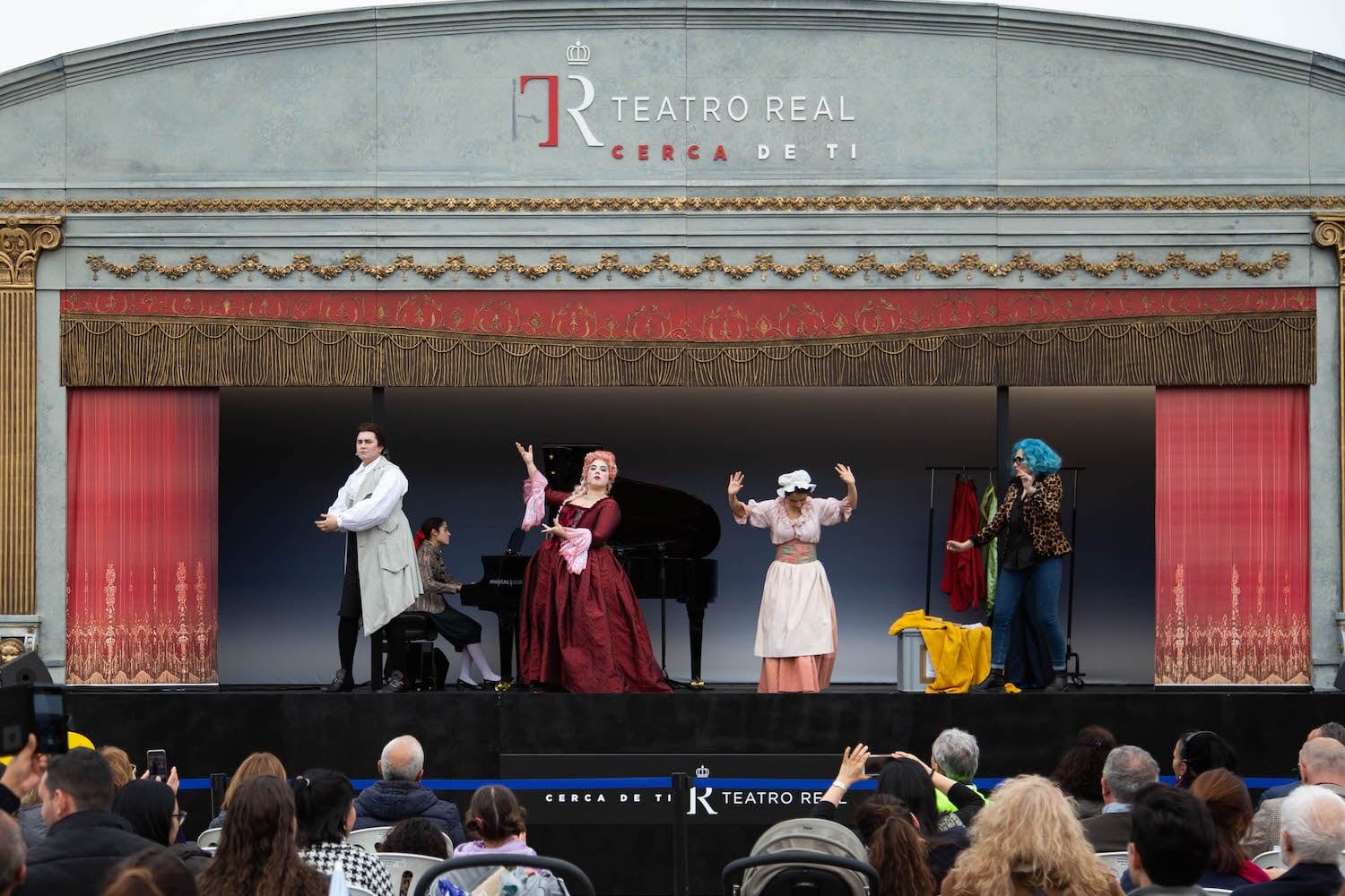 La Carroza del Teatro Real durante una de sus actuaciones