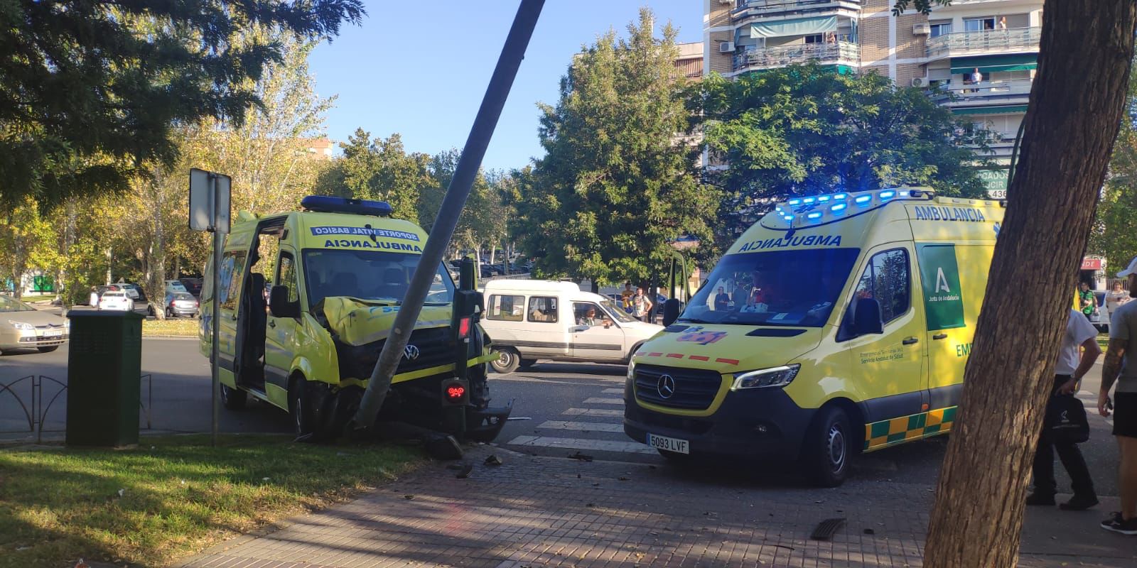 Ambulancia accidentada mientras trasladaba a un ciclista arrollado en la Avenida Carlos III en Córdoba