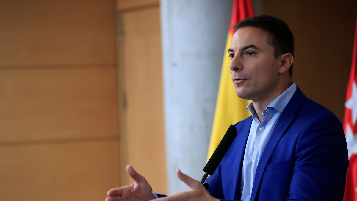 Juan Lobato, tras el cese de un concejal por tocar la cara de Almeida: "Es una decisión dura, pero la que necesita Madrid"