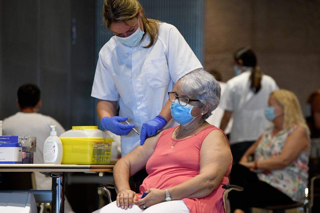 Proceso de vacunación en uno de los grandes centros habilitados por el Servicio Canario de la Salud en Canarias