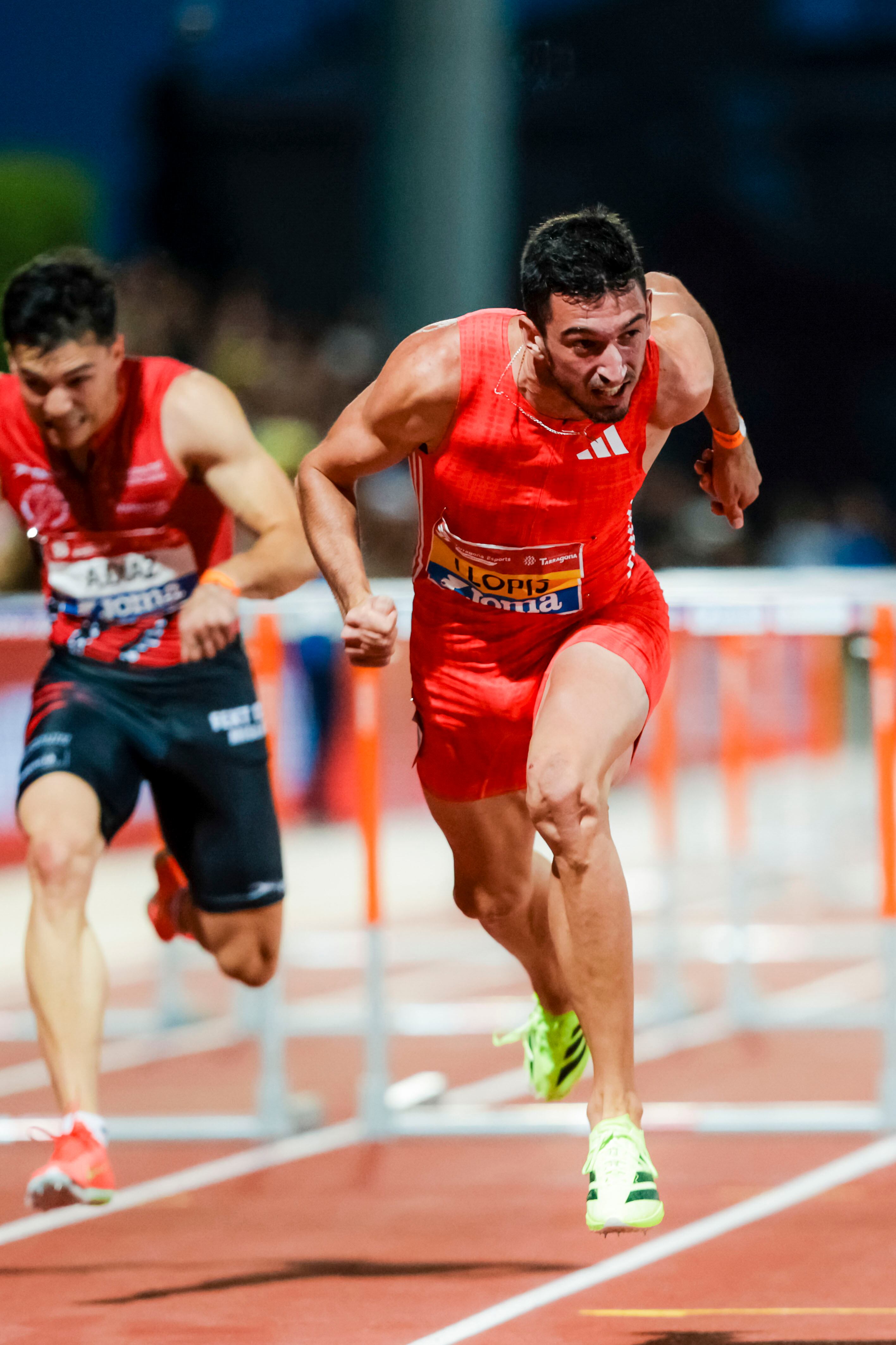 Tarragona, 03/08/2025.- Quique Llopis (d) está en el mejor estado de forma de su vida, el atleta de Bellreguard arrolló en la final de los 110 metros vallas del Campeonato de España y logró un récord de España (12.98) que quedó invalidado por exceso de viento (+2.3), este domingo en la última jornada del Campeonato de España de Atletismo al aire libre que se disputa en el estadio Natalia Rodríguez de Tarragona. EFE/Daniel Meumann/Federación de Atletismo de la Comunidad Valenciana. SOLO USO EDITORIAL/SOLO DISPONIBLE PARA ILUSTRAR LA NOTICIA QUE ACOMPAÑA (CRÉDITO OBLIGATORIO)-